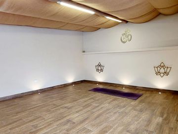 Vendo casa remodelada en la Granda Centeno, tiene tres departamentos independientes.