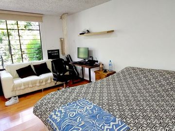 Vendo casa remodelada en la Granda Centeno, tiene tres departamentos independientes.