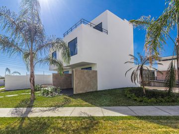 CASA CON ALBERCA EN VENTA EN SANTA FE XOCHITEPEC MOR CON CANCHA DE PADEL Y GYM