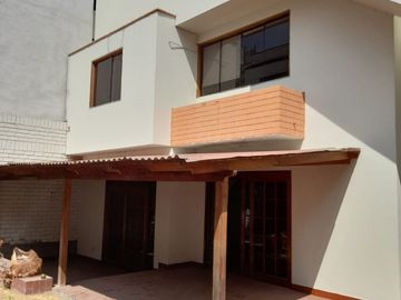 Vendo casa muy cerca a Wong de Chacarilla $ 499,000 Negociables