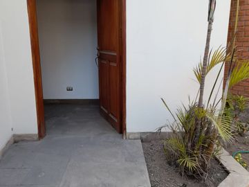 Vendo casa muy cerca a Wong de Chacarilla $ 499,000 Negociables