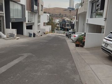 LAGO ESMERALDA, CONJUNTO CERRADO, SEGURIDAD 24 HS CALLE BRUMA. BONITA Y COMODA CASA