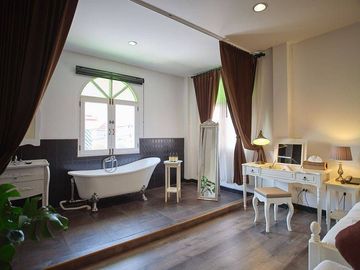 Sale  or Rent Hotel in Old City Chiangmai Thailand