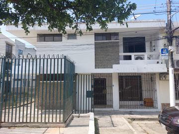 Casa esquinera de venta en Sauces 2, 4 dormitorios, Norte de Guayaquil.