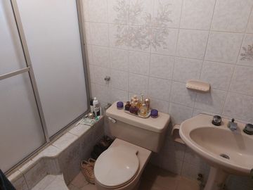 Casa esquinera de venta en Sauces 2, 4 dormitorios, Norte de Guayaquil.