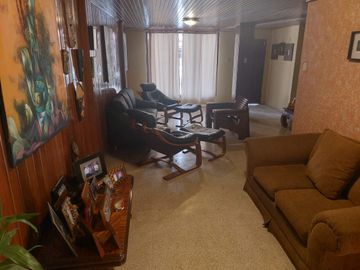 Casa esquinera de venta en Sauces 2, 4 dormitorios, Norte de Guayaquil.