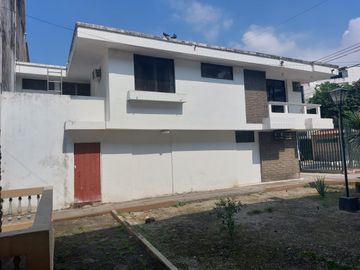 Casa esquinera de venta en Sauces 2, 4 dormitorios, Norte de Guayaquil.
