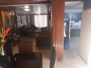 Casa esquinera de venta en Sauces 2, 4 dormitorios, Norte de Guayaquil.