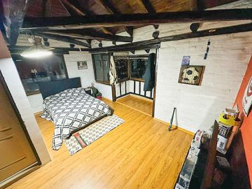 Casa Esquinera de Lujo, de 240 m2, en Granda Centeno con Piscina y Consultorio