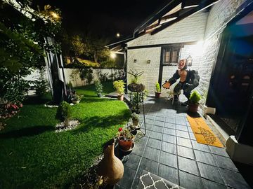 Casa Esquinera de Lujo, de 240 m2, en Granda Centeno con Piscina y Consultorio