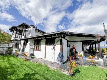 Casa Esquinera de Lujo, de 240 m2, en Granda Centeno con Piscina y Consultorio