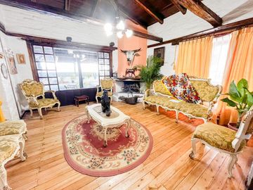 Casa Esquinera de Lujo, de 240 m2, en Granda Centeno con Piscina y Consultorio