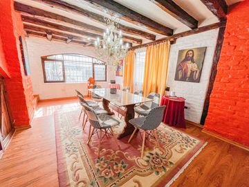 Casa Esquinera de Lujo, de 240 m2, en Granda Centeno con Piscina y Consultorio