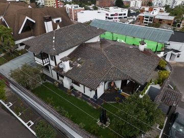 Casa Esquinera de Lujo, de 240 m2, en Granda Centeno con Piscina y Consultorio