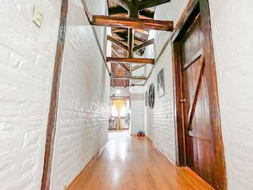 Casa Esquinera de Lujo, de 240 m2, en Granda Centeno con Piscina y Consultorio