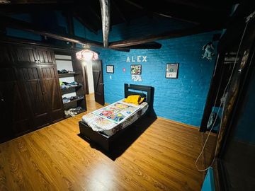 Casa Esquinera de Lujo, de 240 m2, en Granda Centeno con Piscina y Consultorio