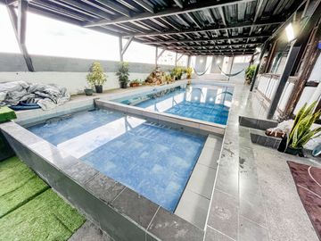 Casa Esquinera de Lujo, de 240 m2, en Granda Centeno con Piscina y Consultorio