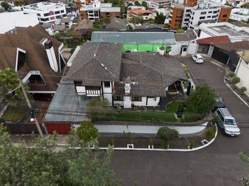 Casa Esquinera de Lujo, de 240 m2, en Granda Centeno con Piscina y Consultorio