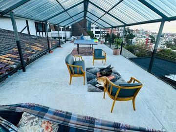 Casa Esquinera de Lujo, de 240 m2, en Granda Centeno con Piscina y Consultorio