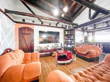 Casa Esquinera de Lujo, de 240 m2, en Granda Centeno con Piscina y Consultorio