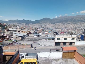 VENTA CASA RENTERA 3 PLANTAS - PARQUEADEROS - FERROVIARIA - SUR DE QUITO - ESTADIO LA BATEA - FORESTAL BAJA