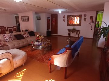 VENTA CASA RENTERA 3 PLANTAS - PARQUEADEROS - FERROVIARIA - SUR DE QUITO - ESTADIO LA BATEA - FORESTAL BAJA