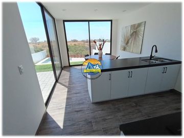 Casa con alberca privada, 3 recámaras, residencial con vigilancia