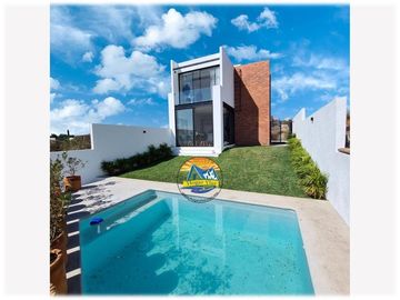 Casa con alberca privada, 3 recámaras, residencial con vigilancia