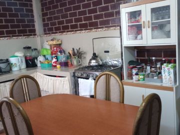 OPORTUNIDAD ÚNICA VENTA DE CASA DE DOS PISOS!!