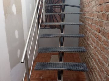 OPORTUNIDAD ÚNICA VENTA DE CASA DE DOS PISOS!!