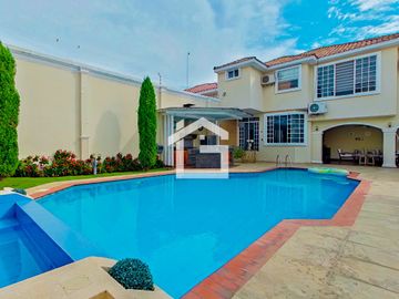 Casa de Venta con Piscina en La Carolina, Machala