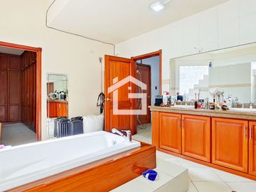 Casa de Venta con Piscina en La Carolina, Machala
