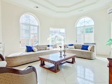 Casa de Venta con Piscina en La Carolina, Machala