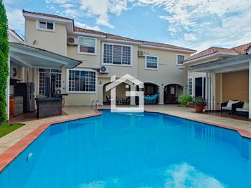 Casa de Venta con Piscina en La Carolina, Machala