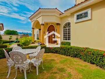 Casa de Venta con Piscina en La Carolina, Machala