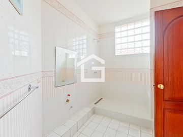 Casa de Venta con Piscina en La Carolina, Machala