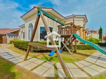 Casa de Venta con Piscina en La Carolina, Machala