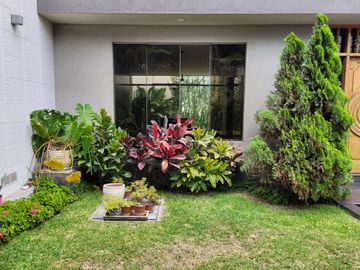 VENTA DE MODERNA CASA DE 4 DORMITORIOS, COCHERA CON MINI FLAT EN SURCO