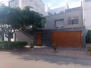 VENTA DE MODERNA CASA DE 4 DORMITORIOS, COCHERA CON MINI FLAT EN SURCO