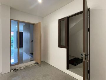 Rumah Mewah 4 Lantai Plus Pool di Pondok Indah 12179-MK 0811111----