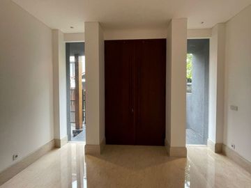 Rumah Mewah 4 Lantai Plus Pool di Pondok Indah 12179-MK 0811111----