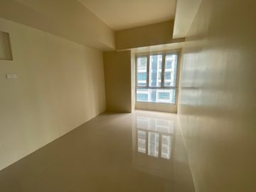 3 Bedroom Condo For Sale in BGC North Across Uptown Mall Rent To Own 5% Move-in