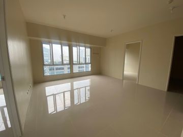3 Bedroom Condo For Sale in BGC North Across Uptown Mall Rent To Own 5% Move-in
