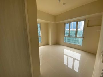 3 Bedroom Condo For Sale in BGC North Across Uptown Mall Rent To Own 5% Move-in