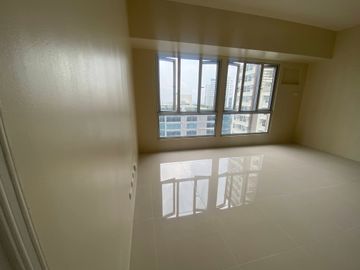 3 Bedroom Condo For Sale in BGC North Across Uptown Mall Rent To Own 5% Move-in