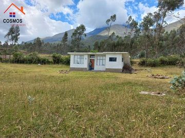Venta de casa de campo con terreno en Otavalo sector Agato Yaculoma, 3.951 m2