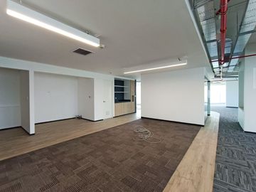 ALQUILER DE OFICINA SEMI IMPLEMENTADA 1,396m2 – SURCO