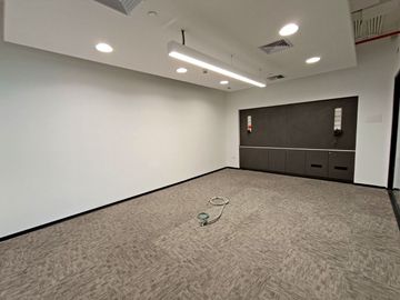 ALQUILER DE OFICINA SEMI IMPLEMENTADA 1,396m2 – SURCO