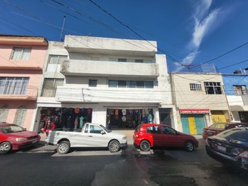 Local comercial y 5 departamentos en venta en zona centro.