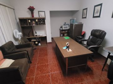 Local comercial y 5 departamentos en venta en zona centro.